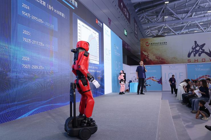 机器人搬进养老院,专职测老人心率血氧